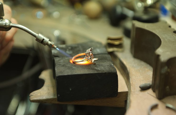 How are gold rings made?